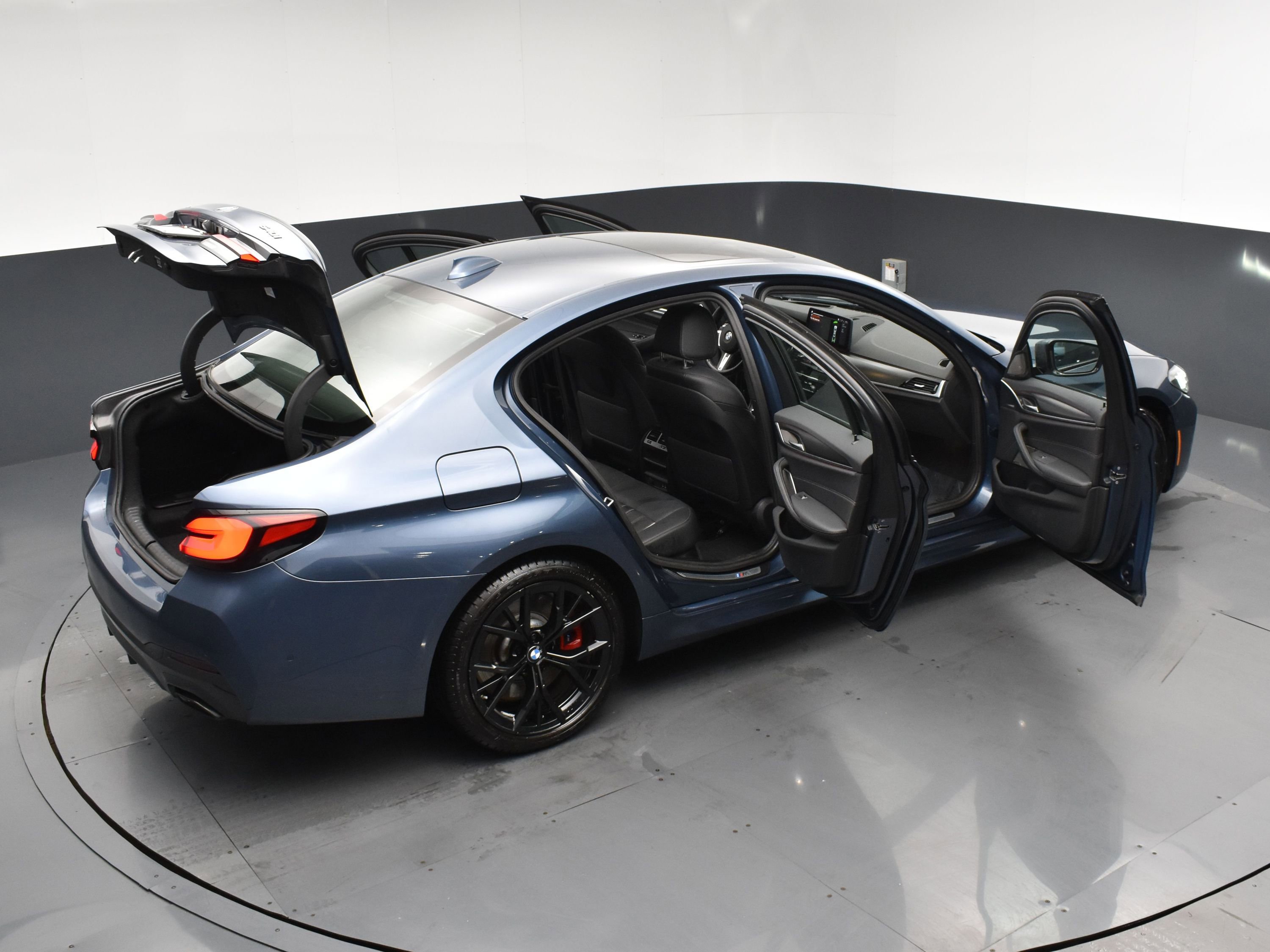 Used 2023 BMW 540i xDrive w/ M Sport Package image 29