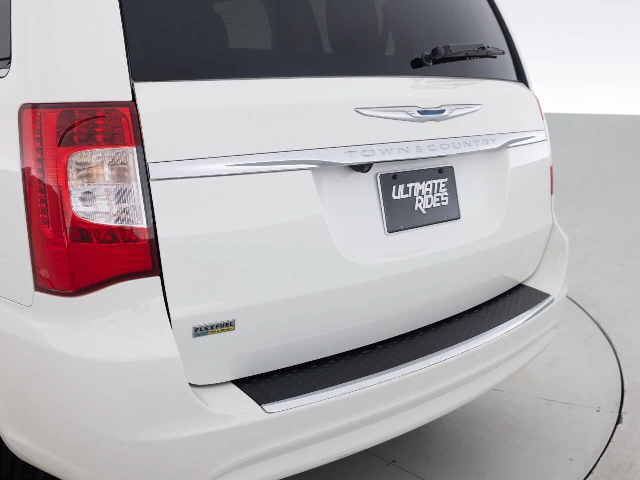 Used 2013 Chrysler Town & Country Touring FWD image 17