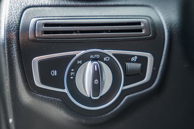 Used 2020 Mercedes-Benz GLC 300 4MATIC image 40