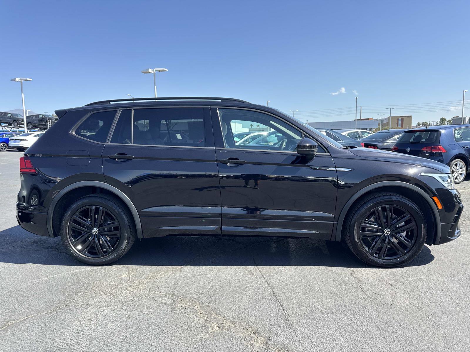 Used 2022 Volkswagen Tiguan SE R-Line image 6