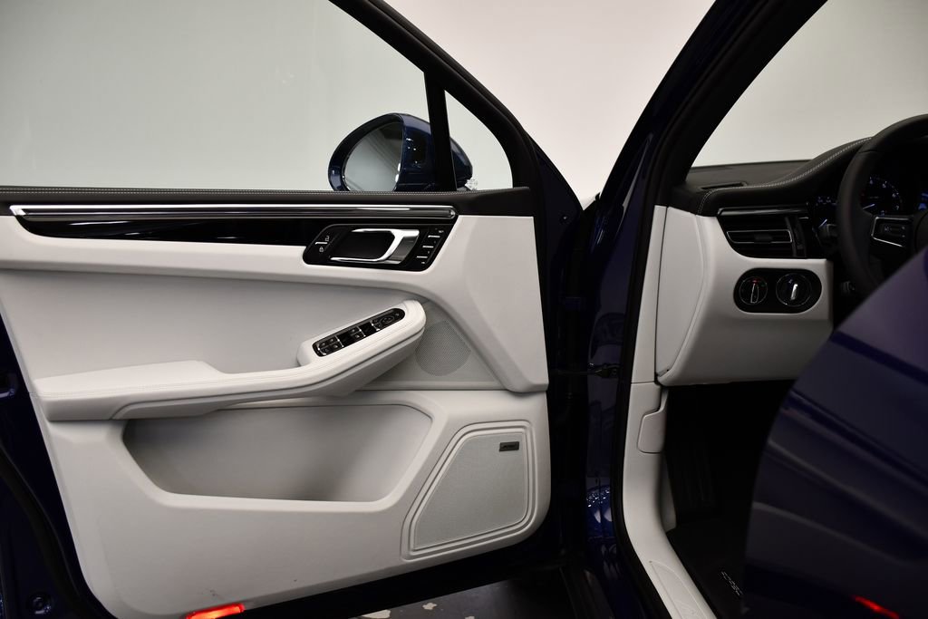 Certified 2025 Porsche Macan image 35