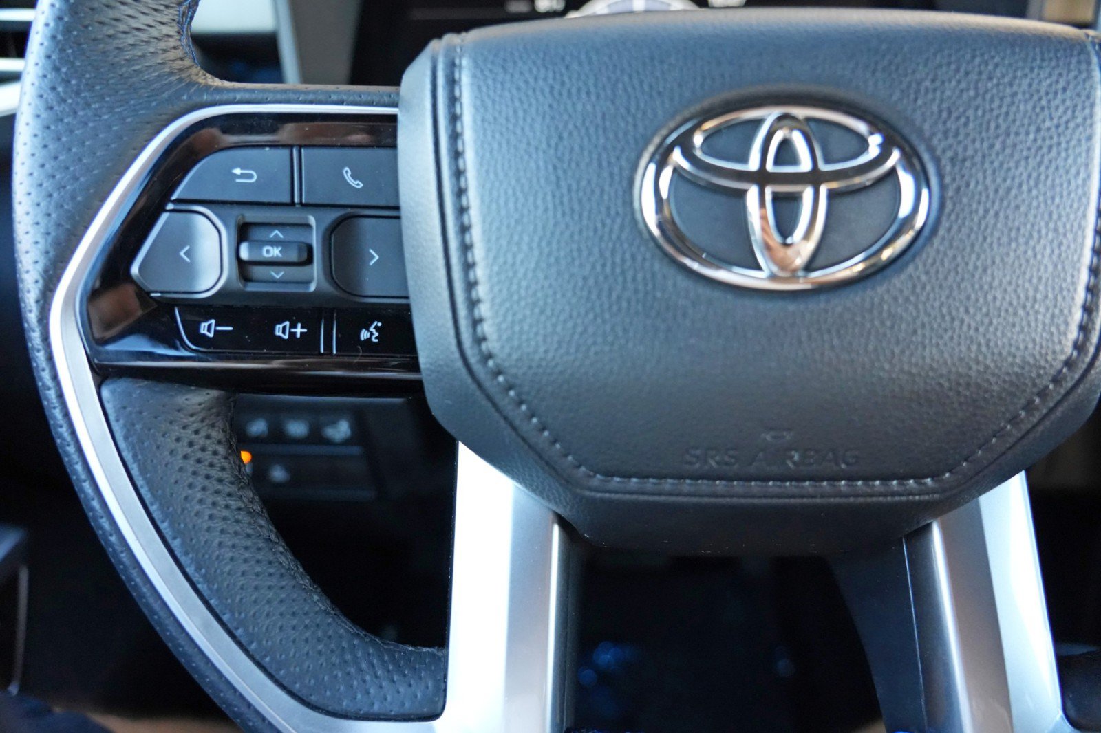 Used 2023 Toyota Tundra Platinum w/ Advanced Package AWD/4WD image 23