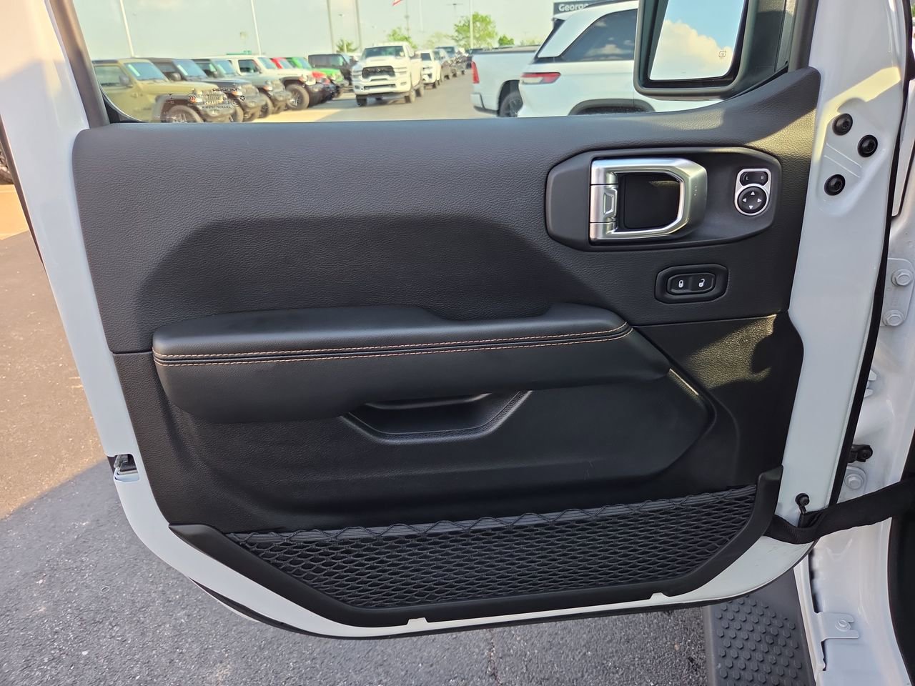 Used 2025 Jeep Wrangler Unlimited Sahara AWD/4WD image 19