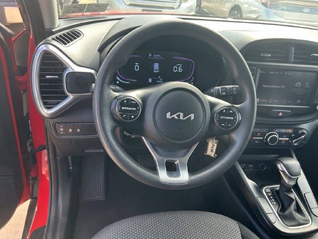 Used 2025 Kia Soul LX w/ LX Technology Package FWD image 12
