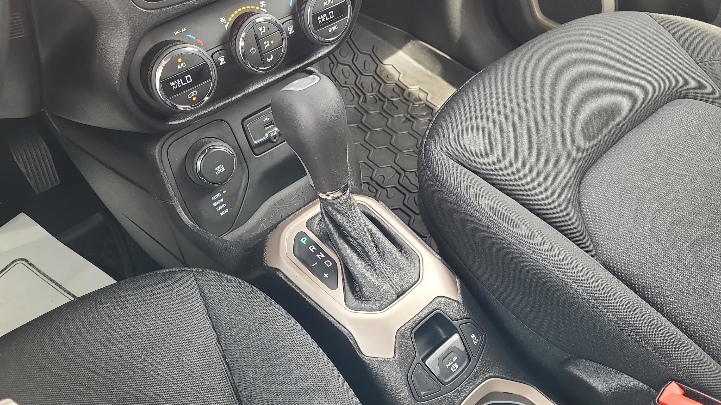 Used 2017 Jeep Renegade Latitude w/ Safety & Security Group image 22