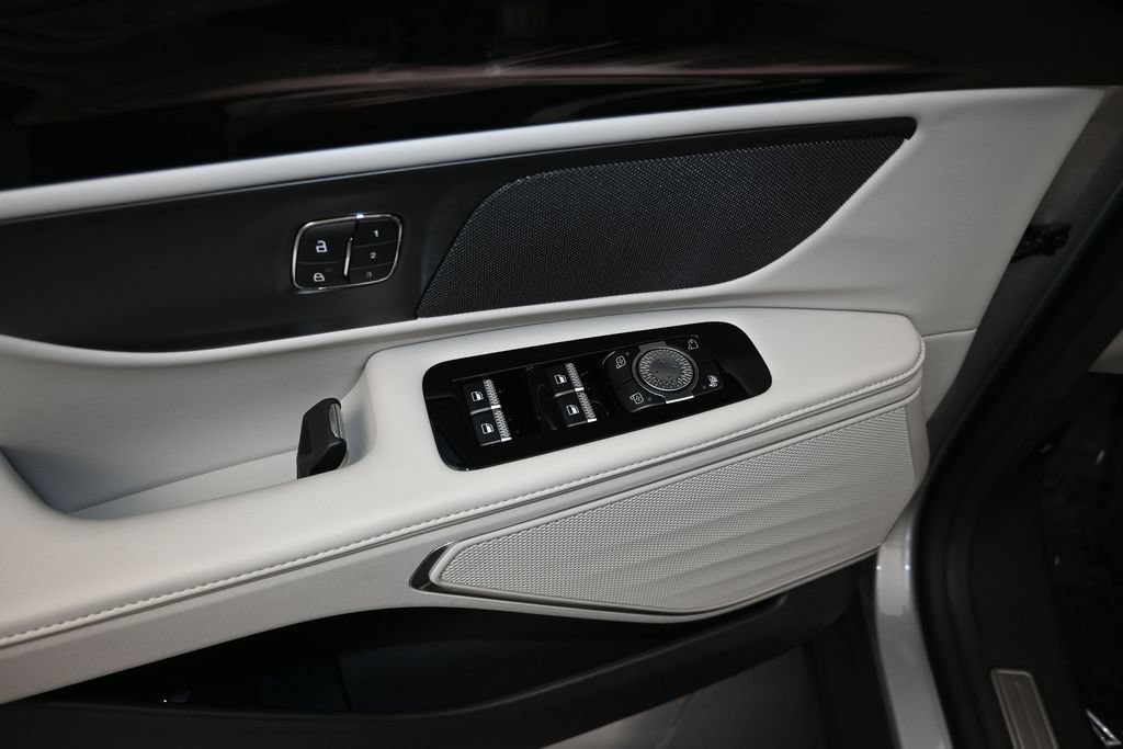 New 2026 Lincoln Nautilus Premier w/ Jet Appearance Package AWD/4WD image 11
