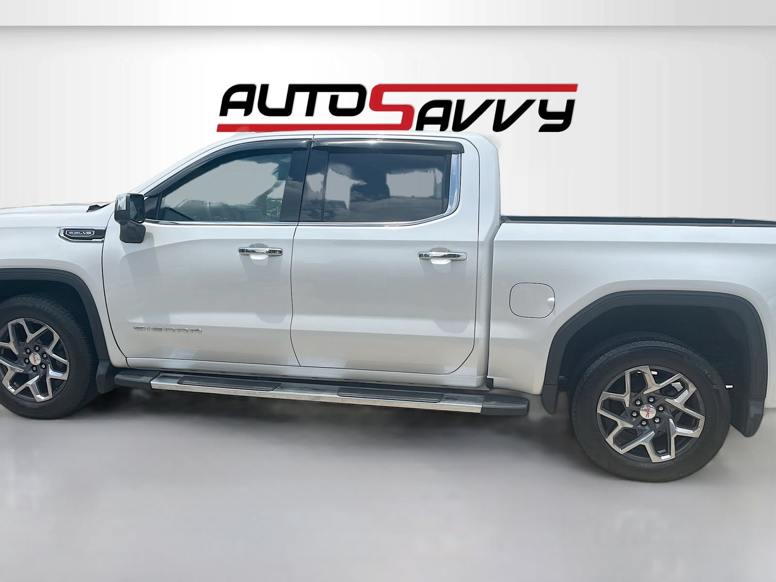 Used 2023 GMC Sierra 1500 SLT w/ SLT Premium Plus Package AWD/4WD image 4