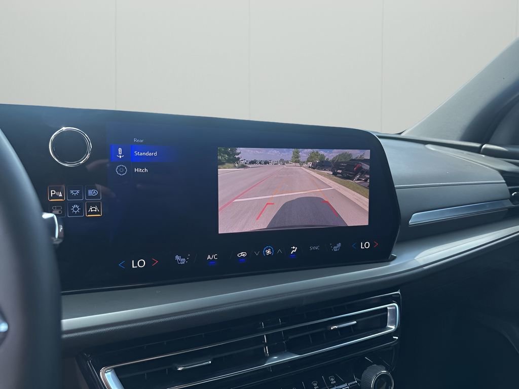 Used 2025 Chevrolet Traverse LT image 40