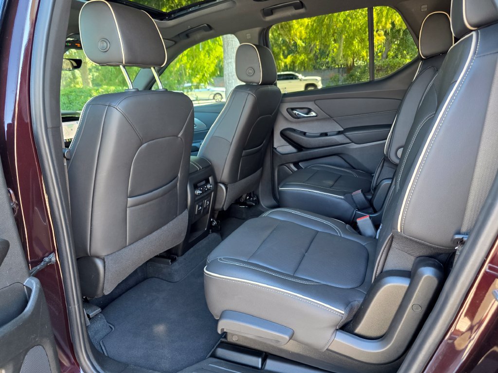Certified 2023 Chevrolet Traverse Premier w/ LPO, Cargo Package FWD image 32