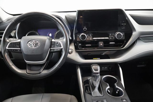 Used 2023 Toyota Highlander XLE AWD/4WD image 15