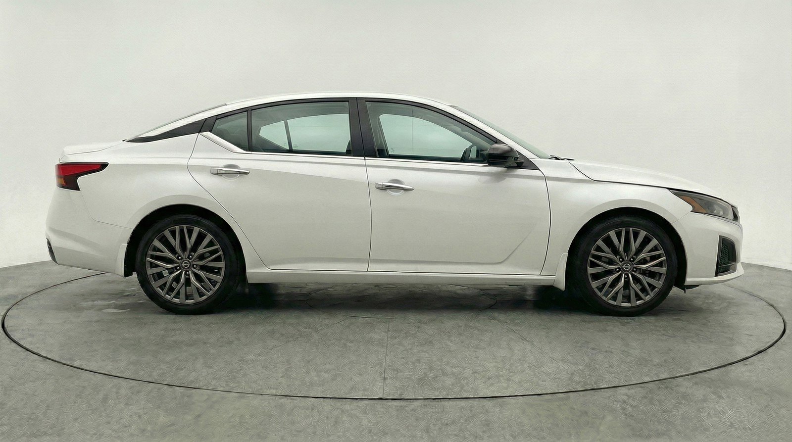 Used 2025 Nissan Altima 2.5 SV FWD image 11
