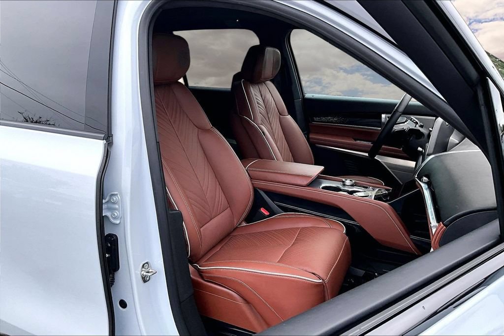 Certified 2026 Cadillac Vistiq Platinum AWD/4WD image 30