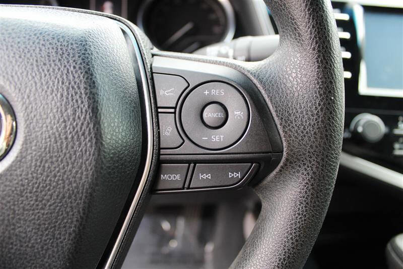 Used 2018 Toyota Camry LE FWD image 16