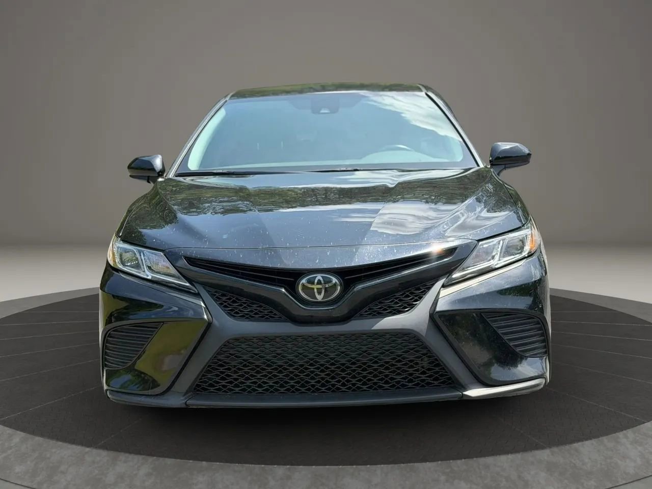Used 2020 Toyota Camry SE FWD image 2