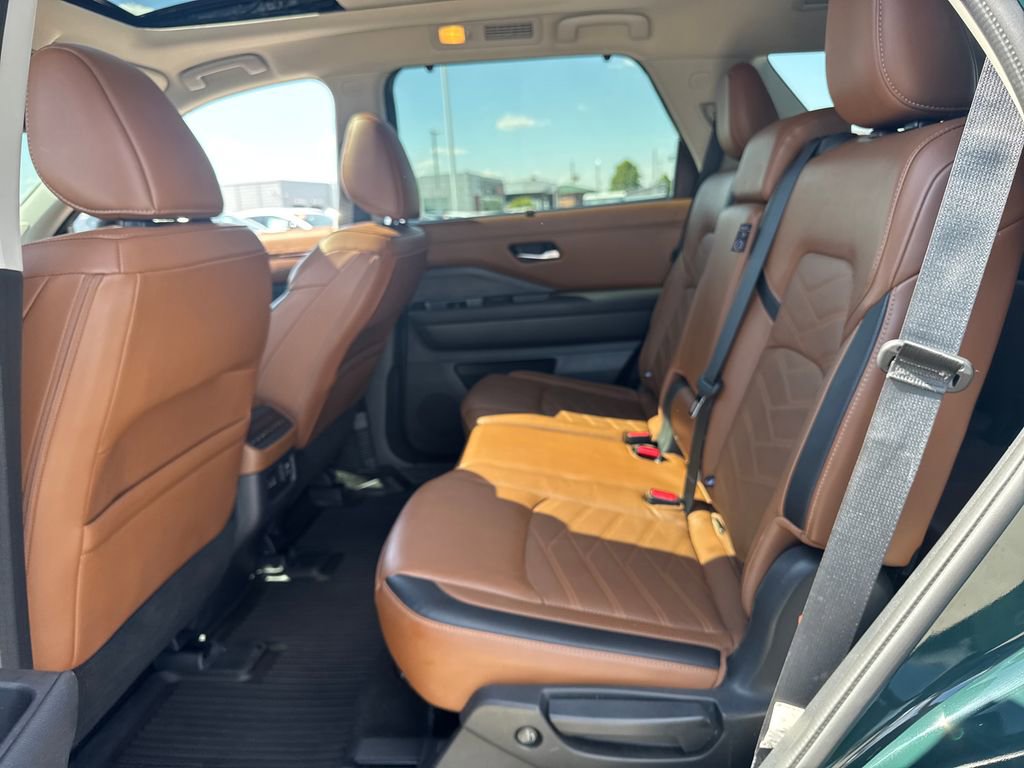 Used 2024 Nissan Pathfinder Platinum w/ Black Appearance Package image 18