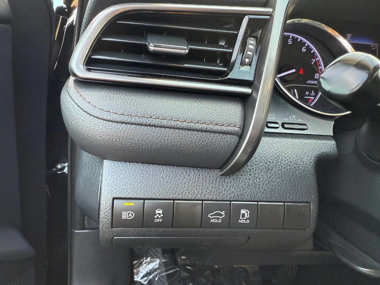 Used 2020 Toyota Camry LE image 28