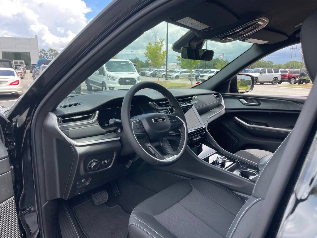 New 2026 Jeep Grand Cherokee Laredo RWD image 32