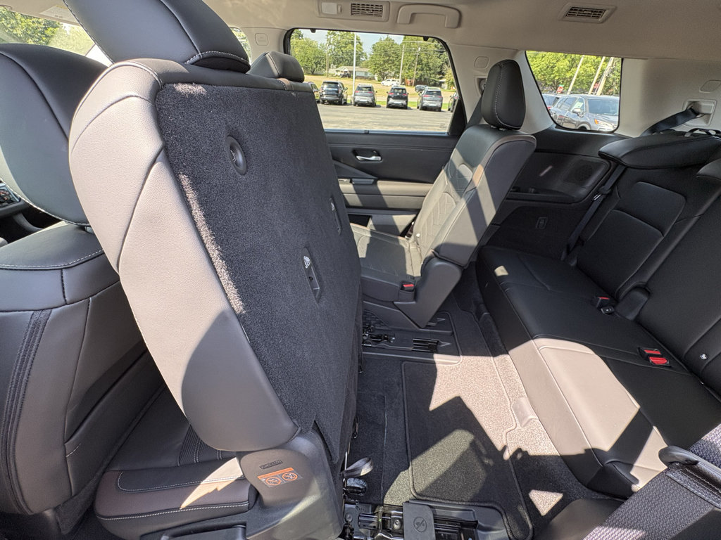 Used 2025 Nissan Pathfinder Platinum w/ Cargo Package AWD/4WD image 30