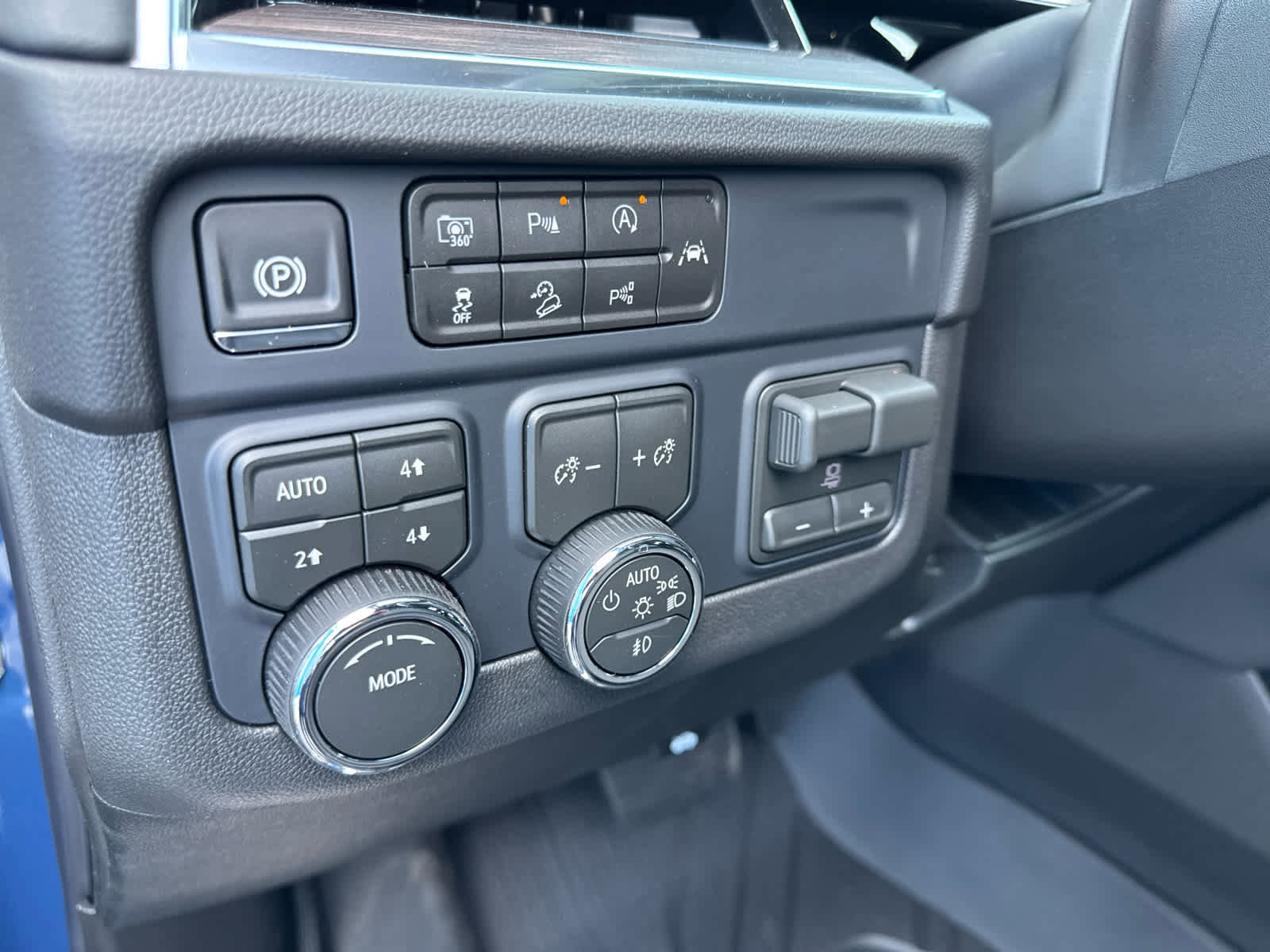 New 2026 Chevrolet Suburban LT w/ Comfort Package AWD/4WD image 24