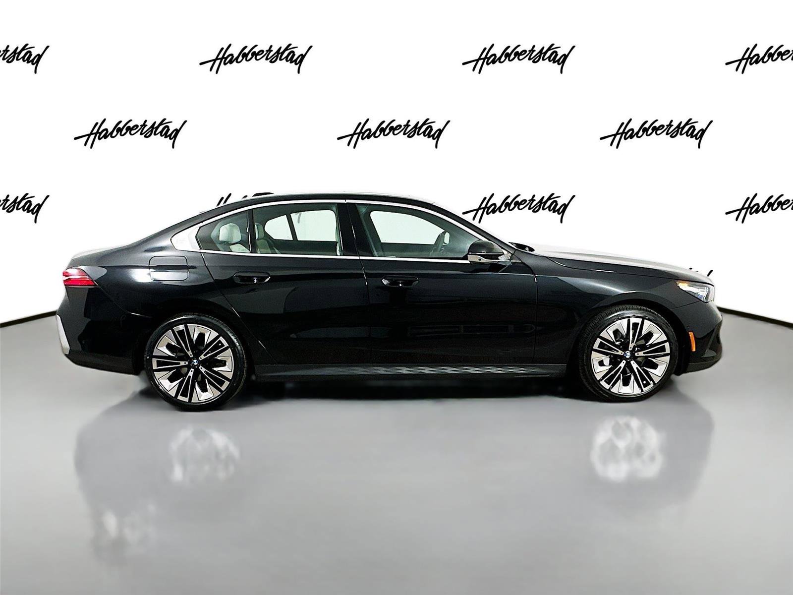 Used 2025 BMW 530i xDrive w/ Premium Package image 4