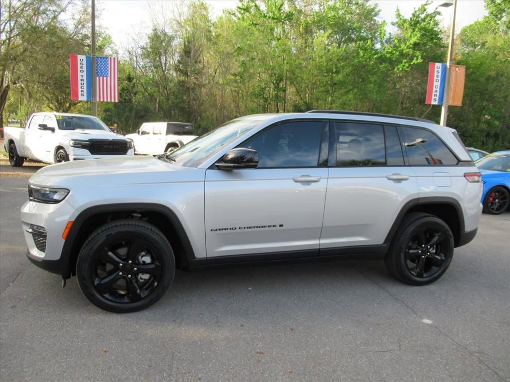 Certified 2024 Jeep Grand Cherokee Limited w/ Black Appearance Package image 4