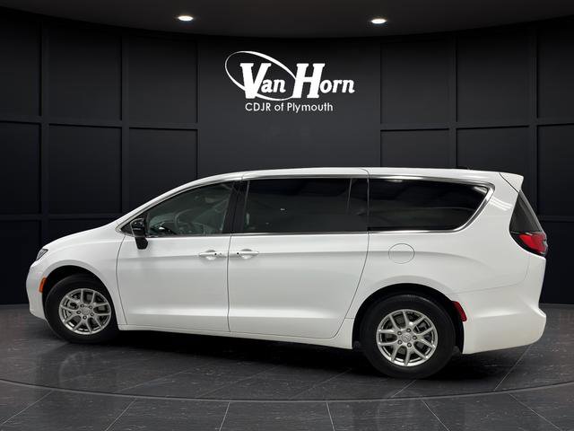 Used 2026 Chrysler Pacifica Select FWD image 4