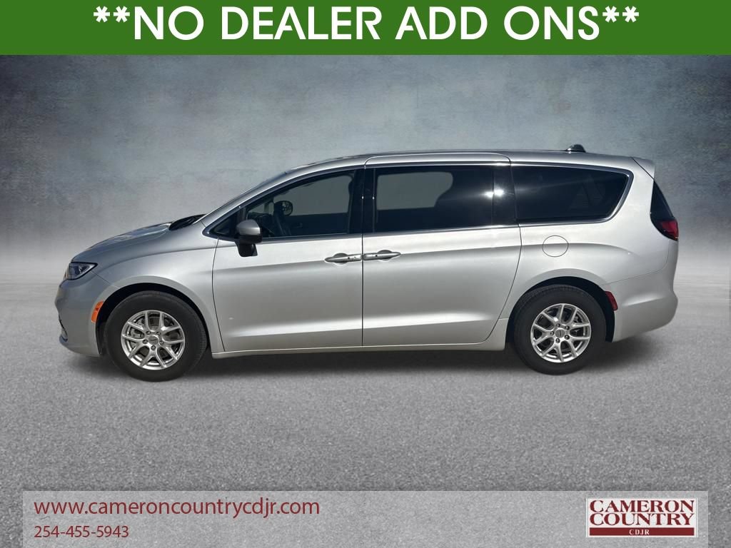 Used 2023 Chrysler Pacifica Touring-L FWD image 2