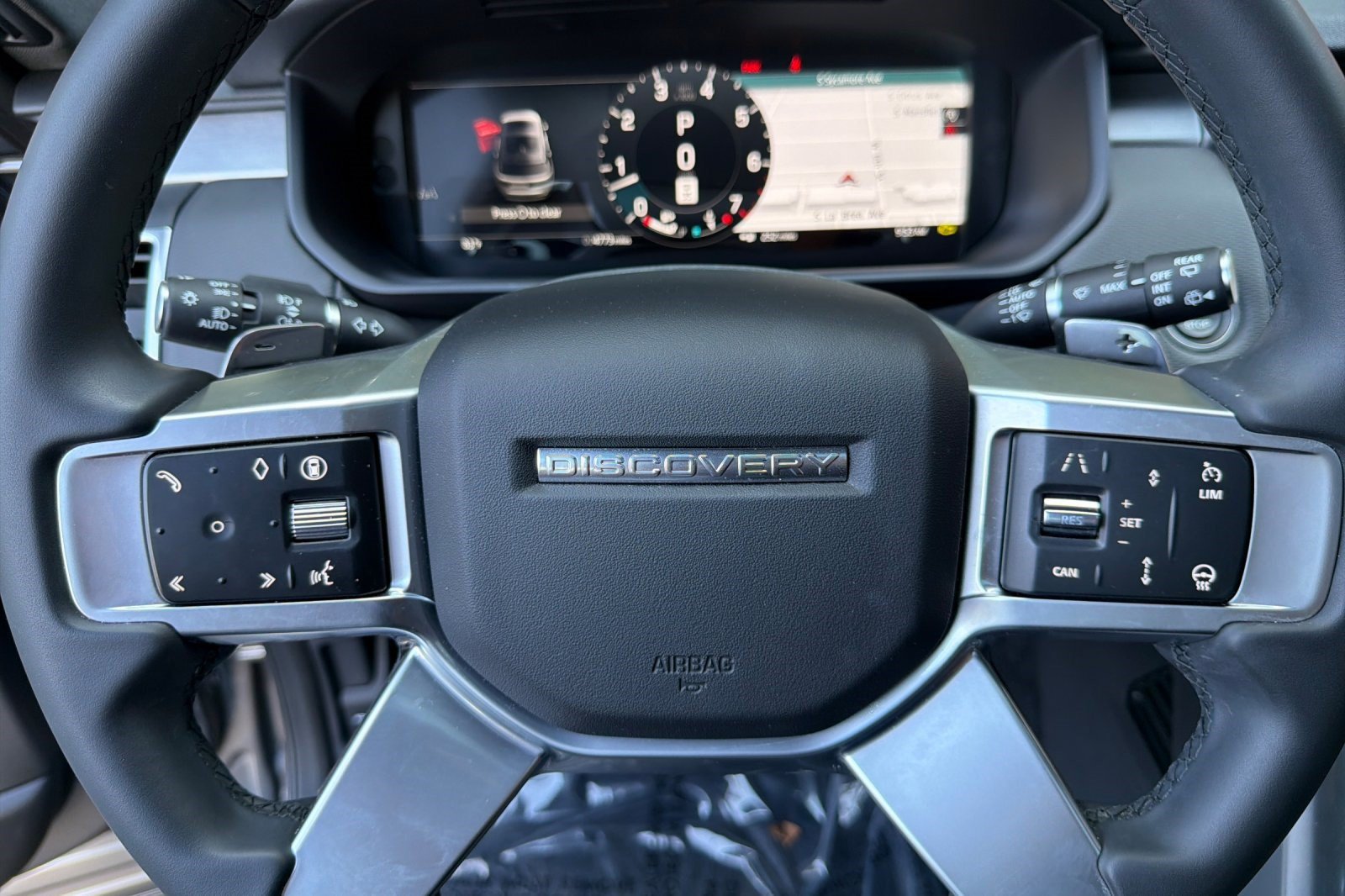 Used 2025 Land Rover Discovery Dynamic SE AWD/4WD image 11