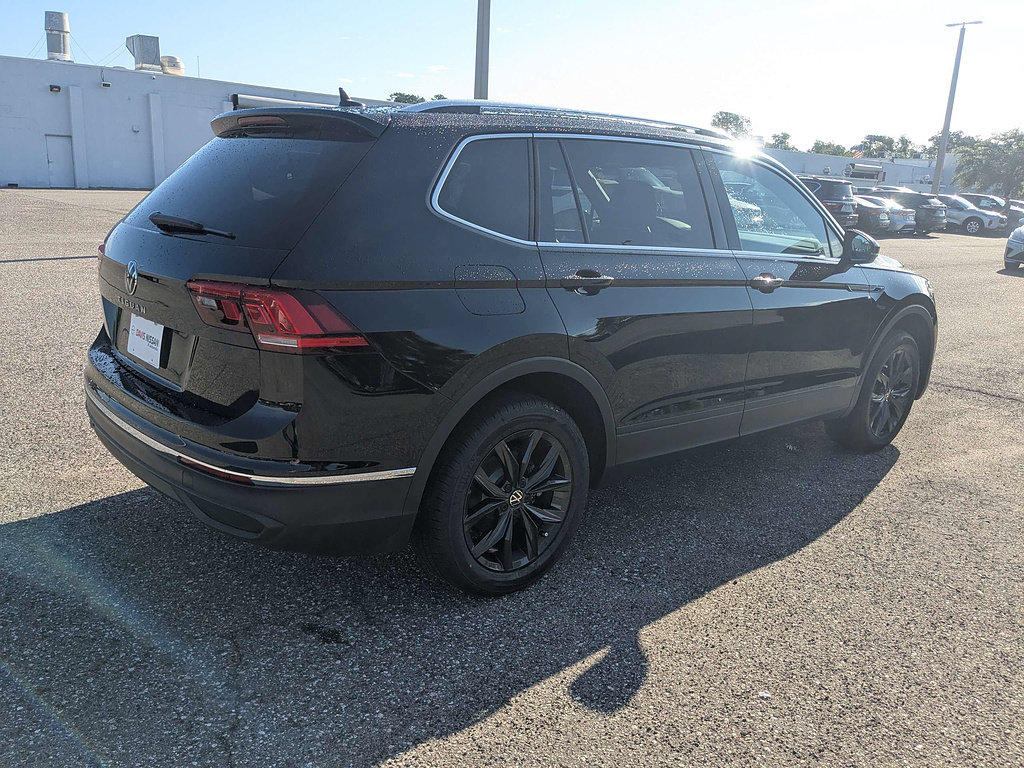 Used 2024 Volkswagen Tiguan SE FWD image 3