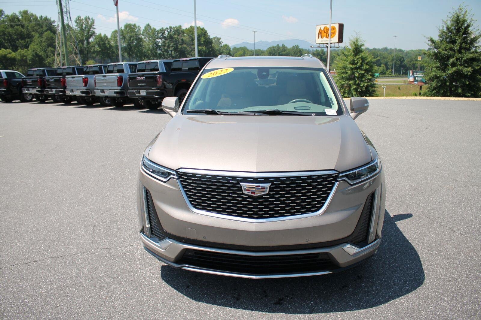 Used 2022 Cadillac XT6 Premium Luxury w/ Technology Package FWD image 3