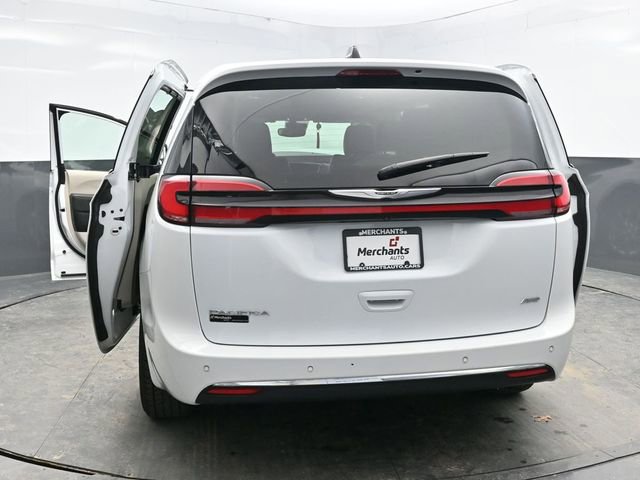 Used 2023 Chrysler Pacifica Touring-L image 39