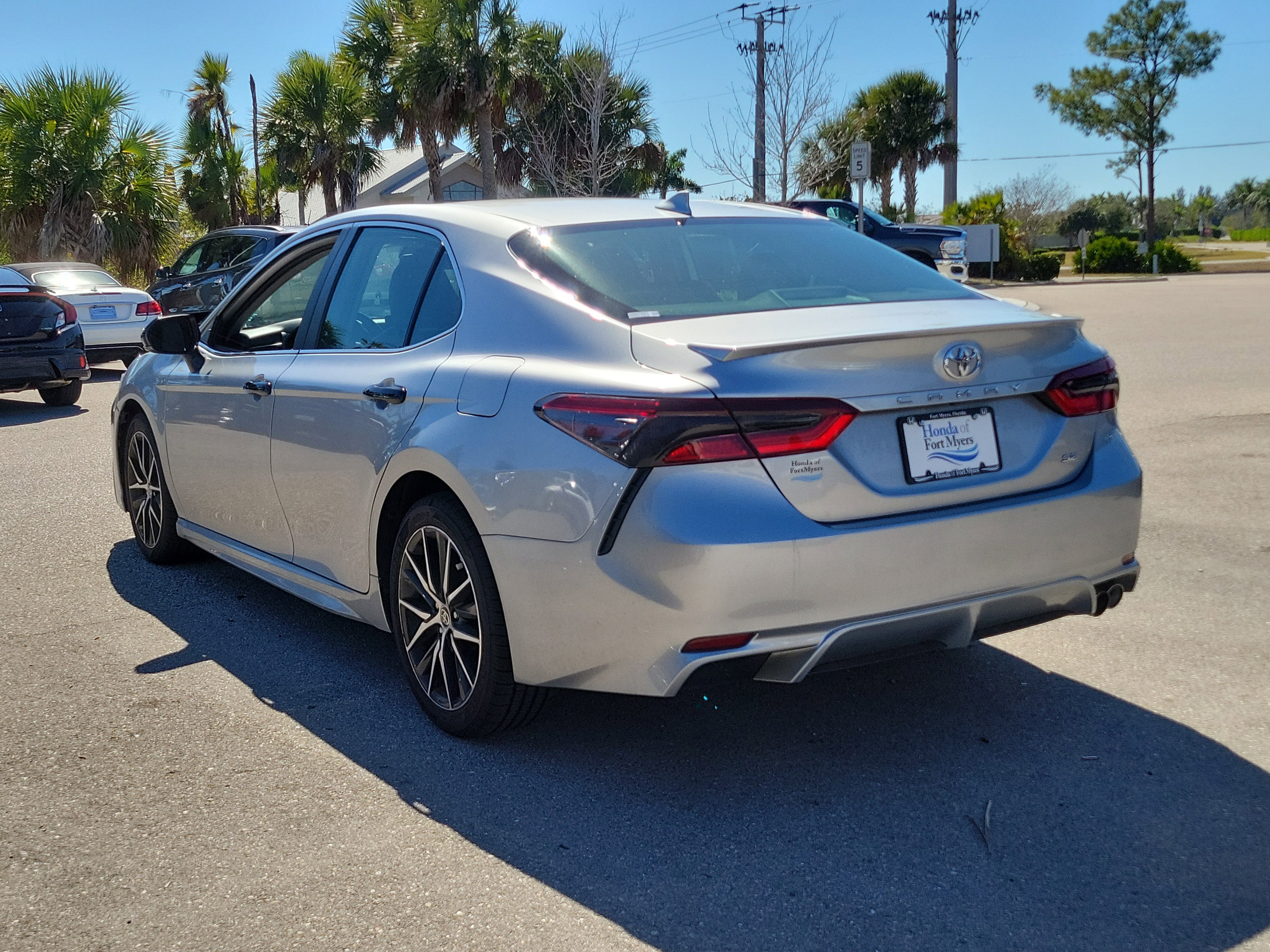 Used 2023 Toyota Camry SE image 6