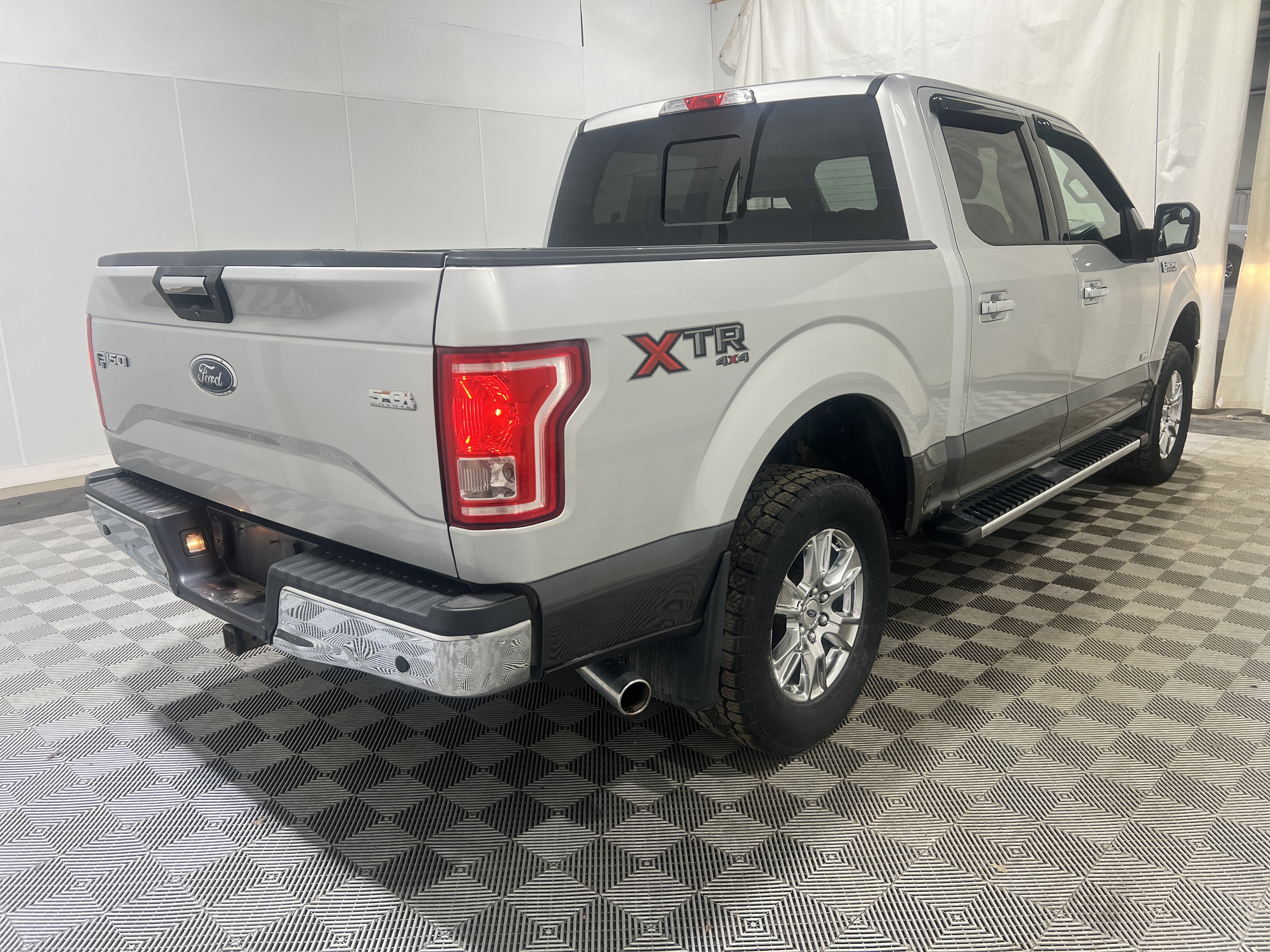 Used 2017 Ford F150 XLT w/ Equipment Group 302A Luxury AWD/4WD image 3