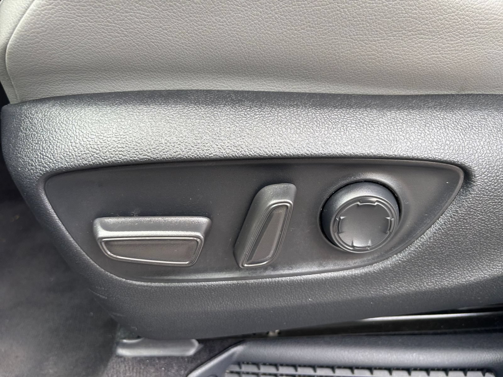 Used 2025 Toyota Sienna XLE FWD image 21
