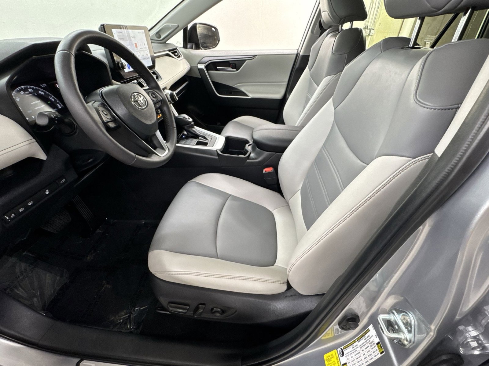 Used 2023 Toyota RAV4 XLE Premium AWD/4WD image 16