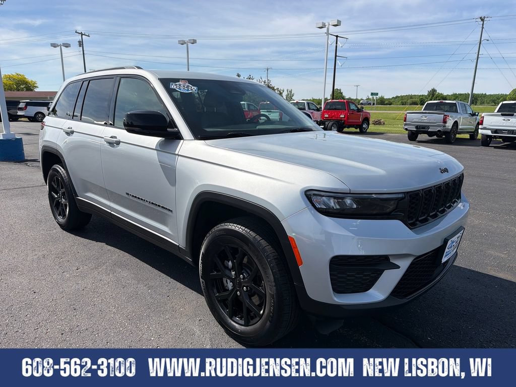 Used 2025 Jeep Grand Cherokee Altitude AWD/4WD image 7