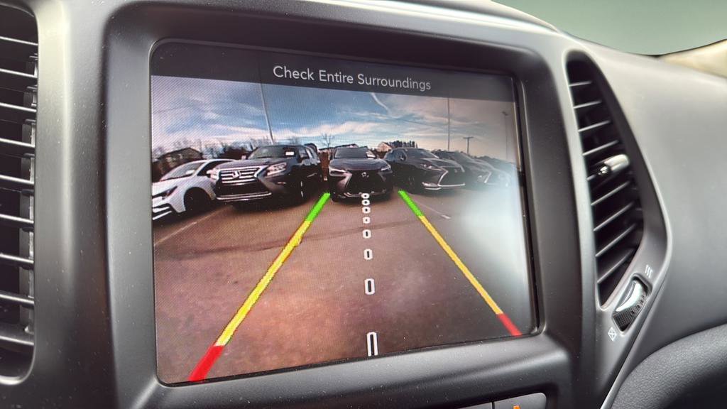 Used 2018 Jeep Cherokee Overland w/ Technology Group image 27