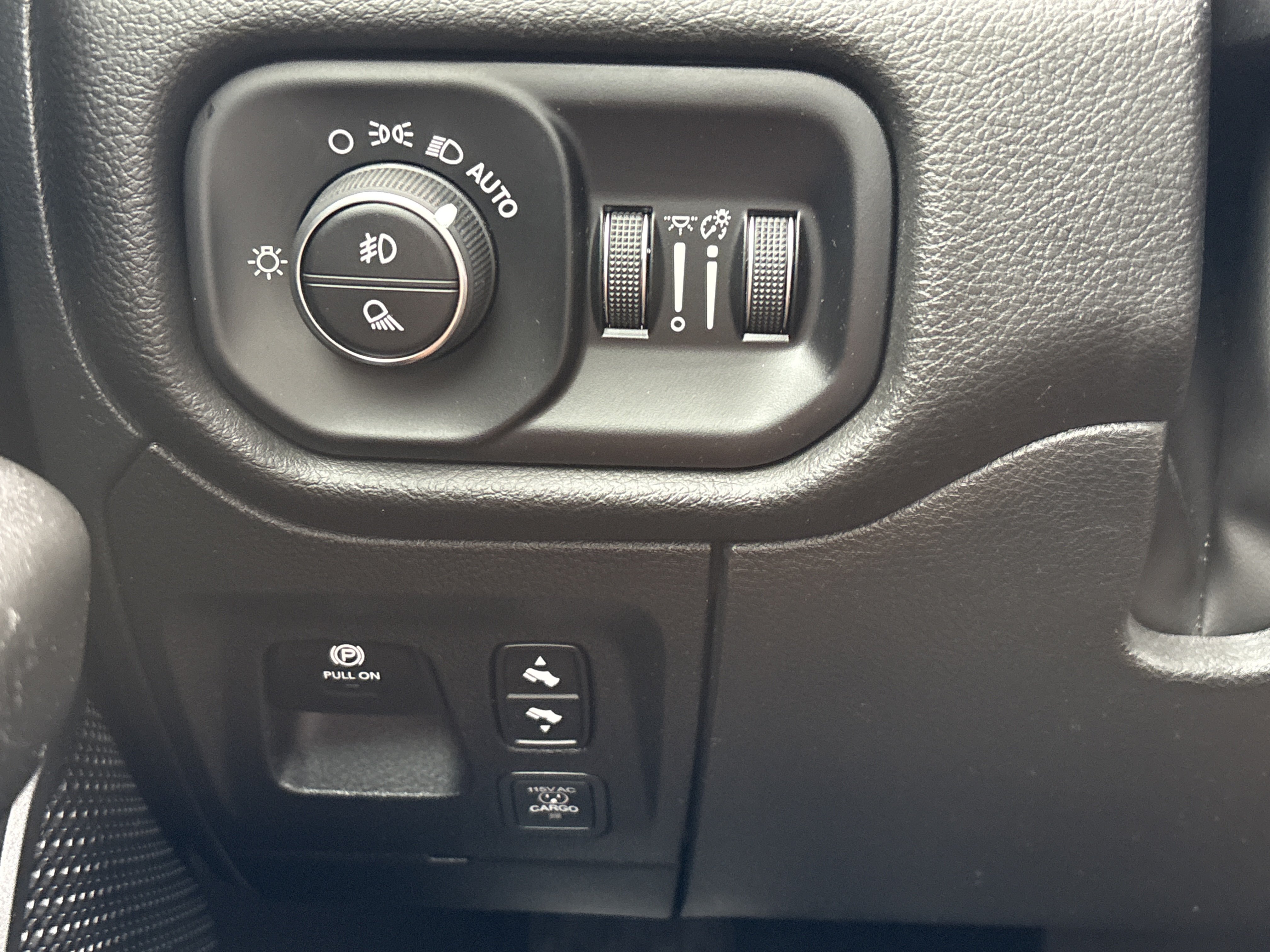 Used 2025 RAM 1500 Big Horn AWD/4WD image 32