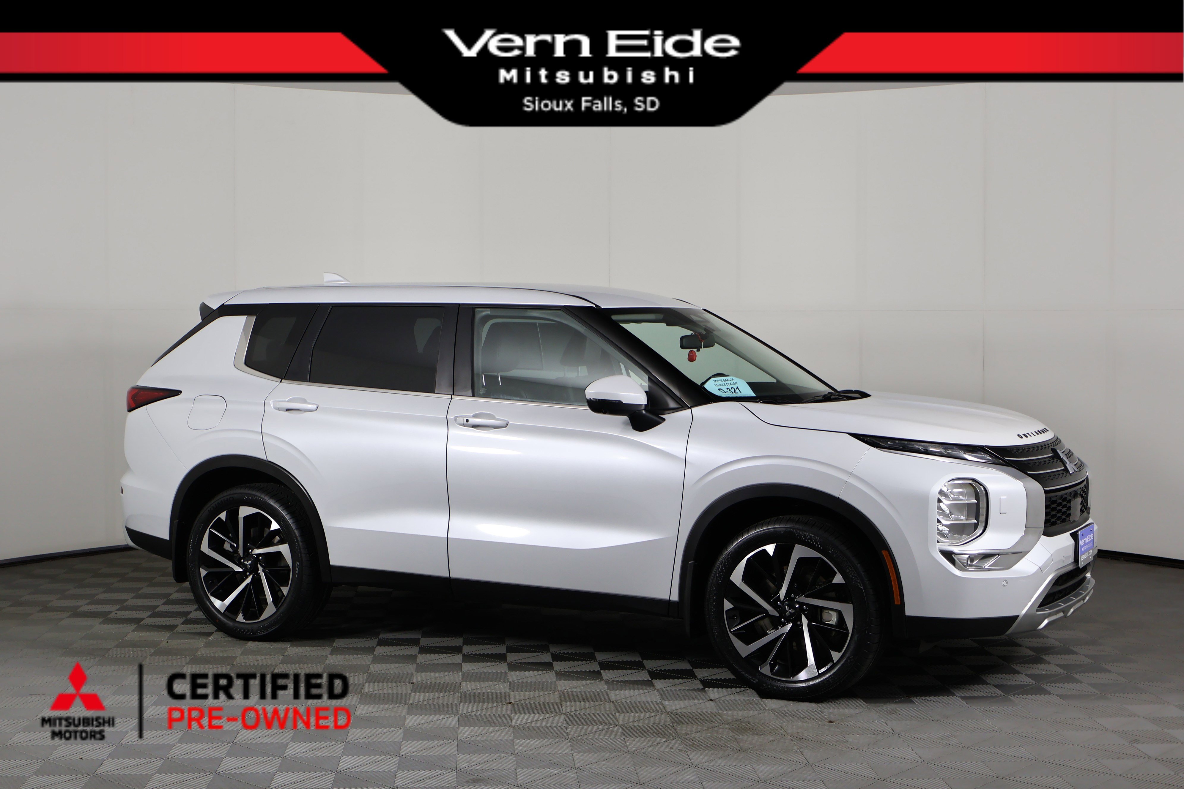 Used 2023 Mitsubishi Outlander SE AWD/4WD image 1