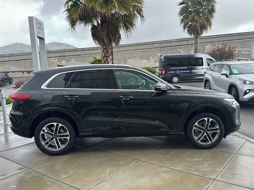 Used 2025 Audi Q5 Premium w/ Convenience Package image 5