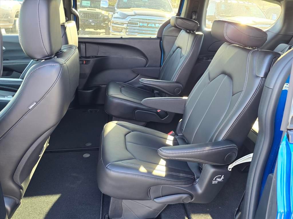 New 2026 Chrysler Pacifica Select w/ S Appearance Package FWD image 5