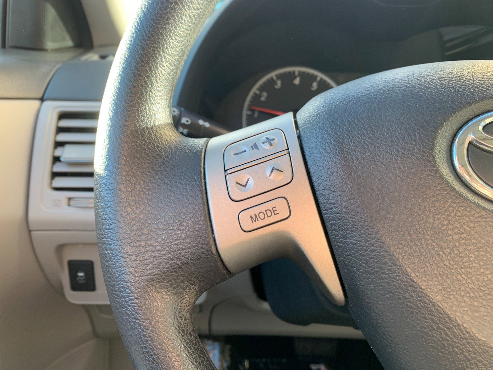 Used 2013 Toyota Corolla LE image 12