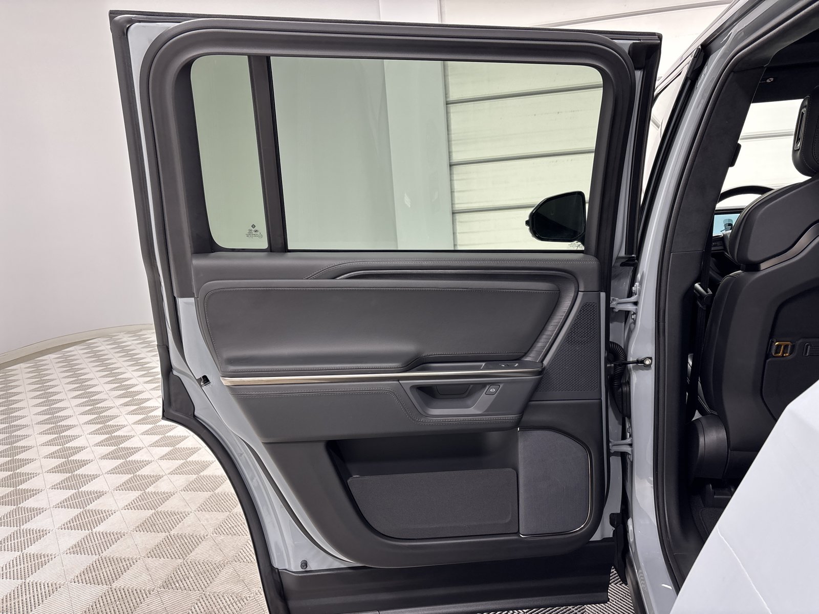 Used 2025 Rivian R1S Adventure AWD/4WD image 17