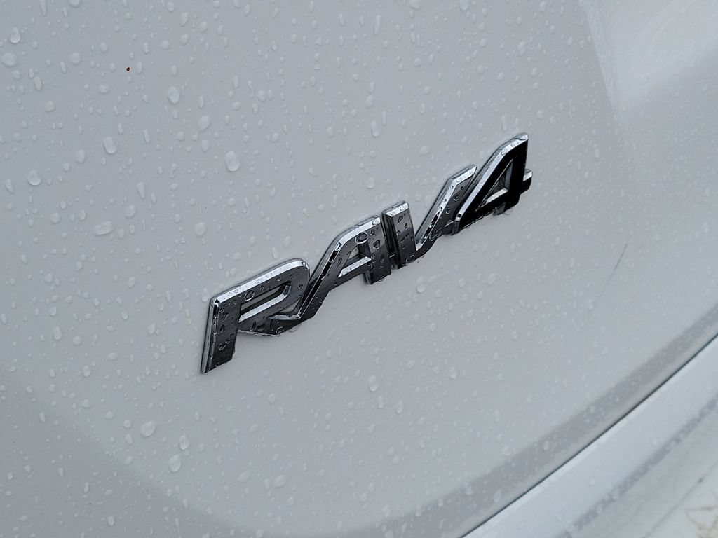 Used 2018 Toyota RAV4 LE FWD image 5