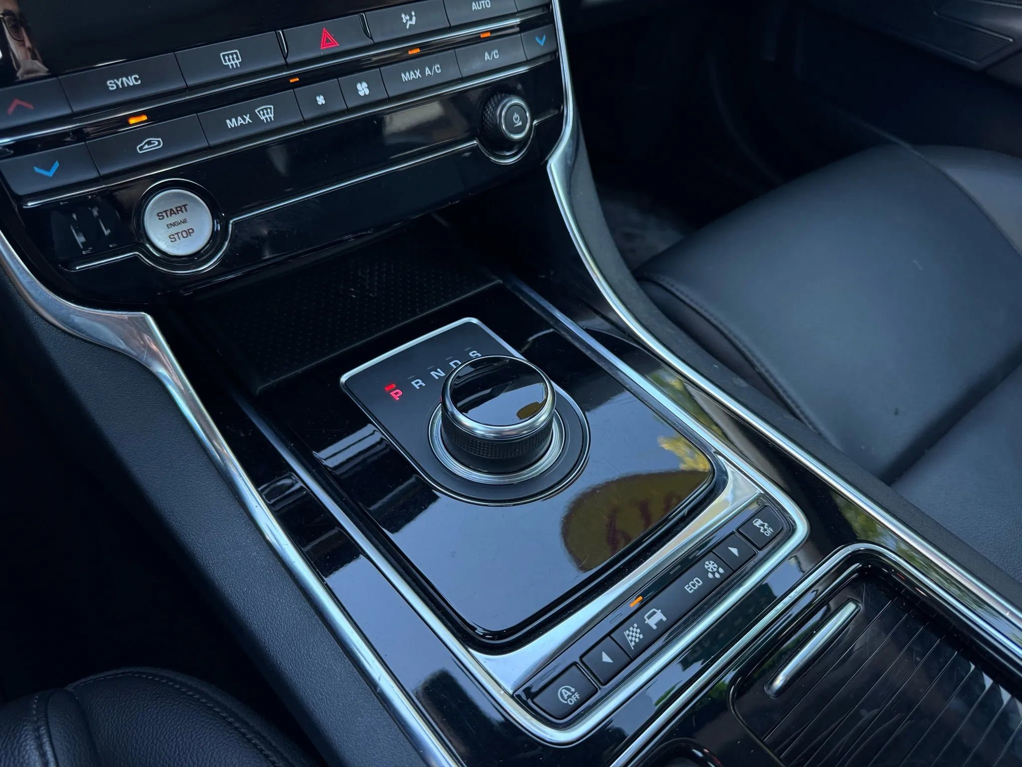 Used 2019 Jaguar XE Premium image 27