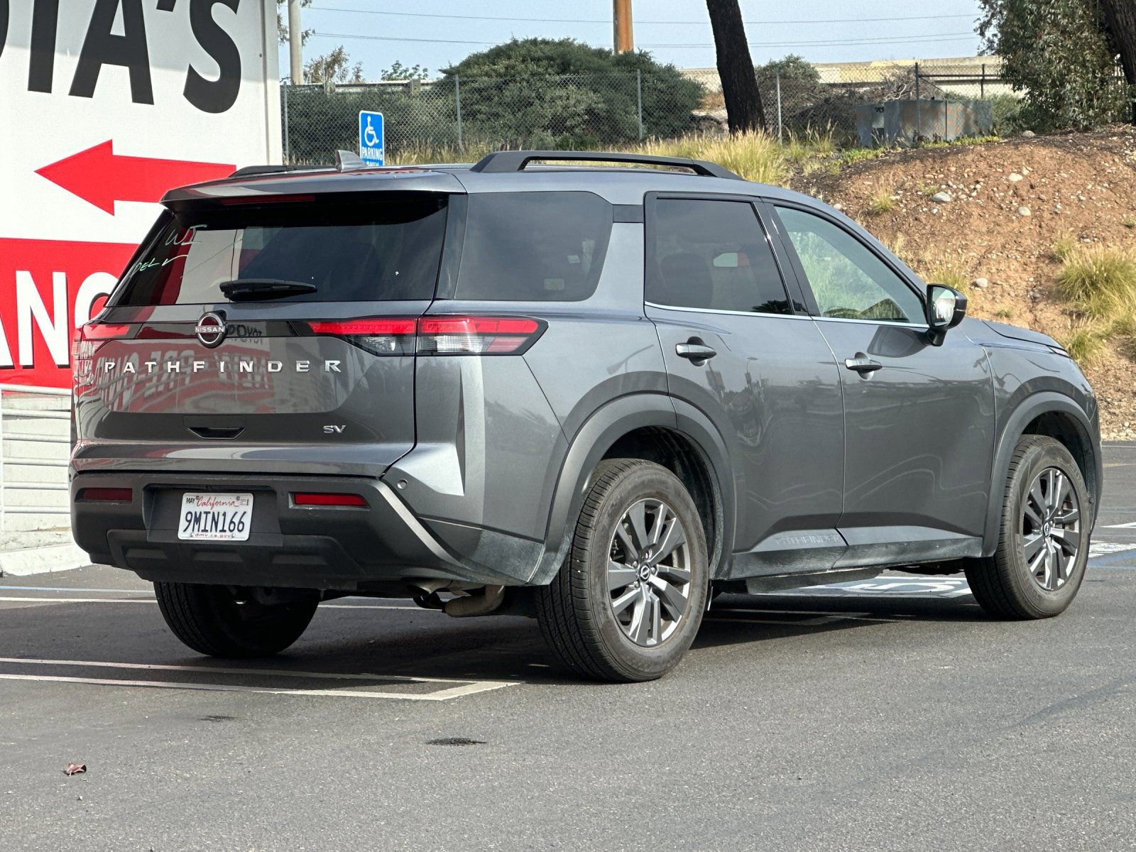 Used 2024 Nissan Pathfinder SV image 5