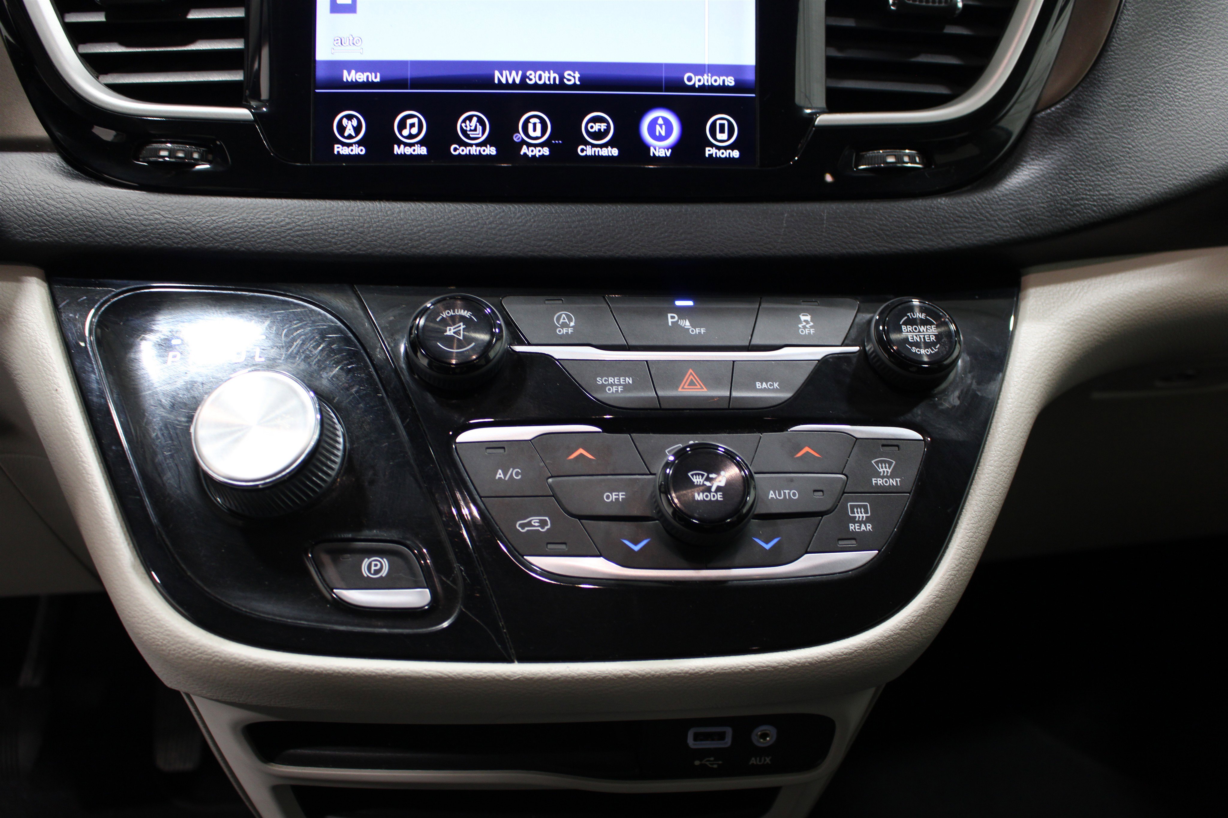 Used 2017 Chrysler Pacifica Touring-L FWD image 16