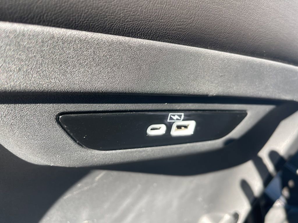 Used 2023 Chrysler Pacifica Touring-L image 15