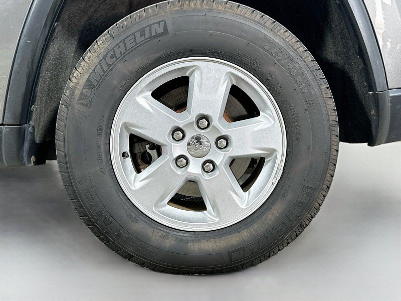 Used 2013 Jeep Grand Cherokee Laredo AWD/4WD image 29