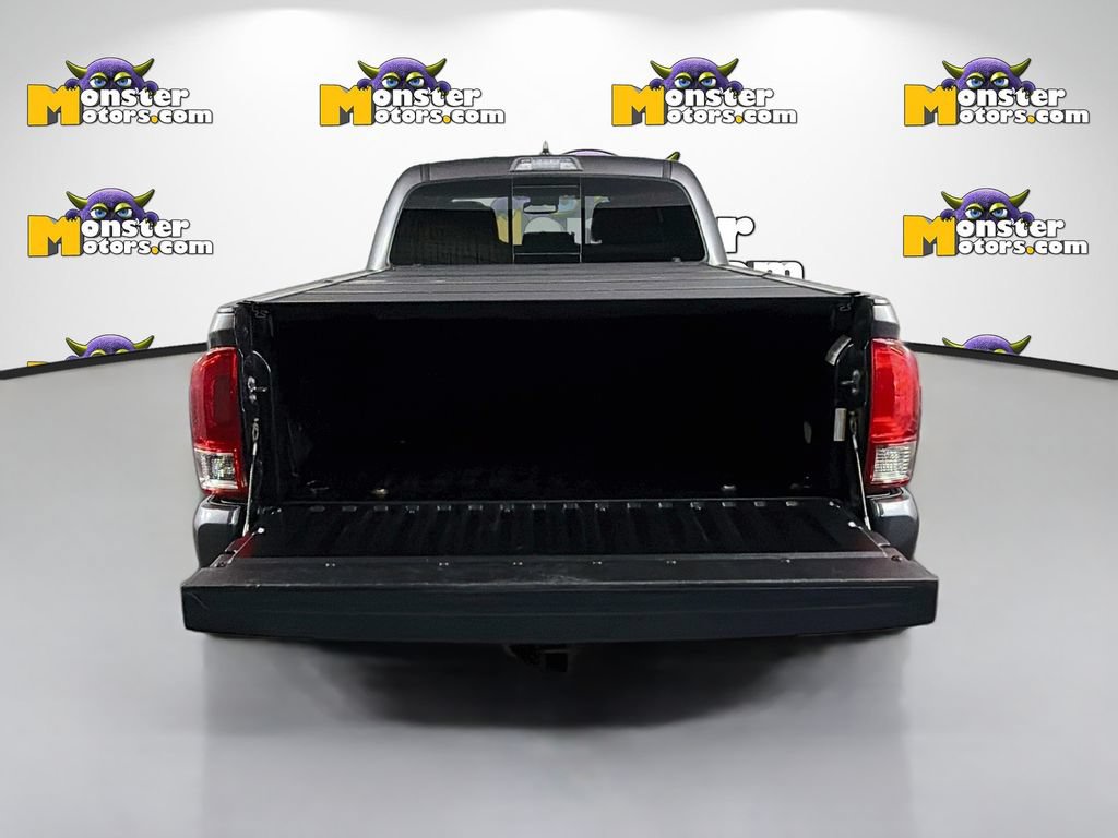 Used 2017 Toyota Tacoma TRD Sport AWD/4WD image 26